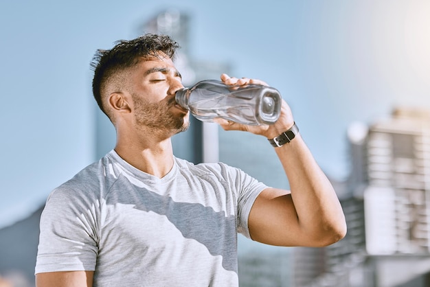 Fitness gesunde durstige Mann Trinkwasser, während er draußen in Sportbekleidung trainiert Läufer Cardio-Training und aktiver Lebensstil für starken athletischen Körper oder geistige Disziplin