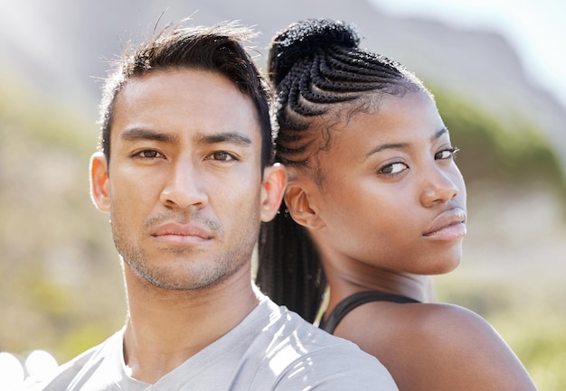 Fitness-Herausforderung und schwarze Frau mit Personal Trainer bereit für ein Cardio-Übungstraining und Training im Freien Motivation gesunder und asiatischer Läufer mit seinem afrikanischen Partner in der Natur im Sommer