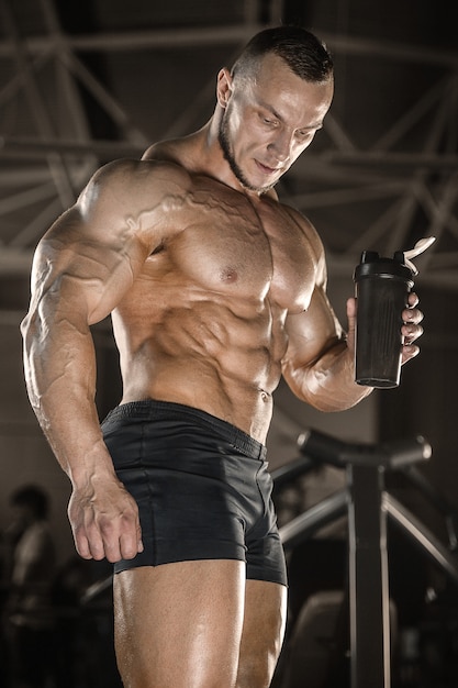 Fitness hombre agua potable después del ejercicio