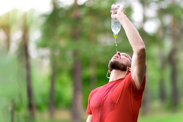 Fitness hombre bebiendo agua de botella