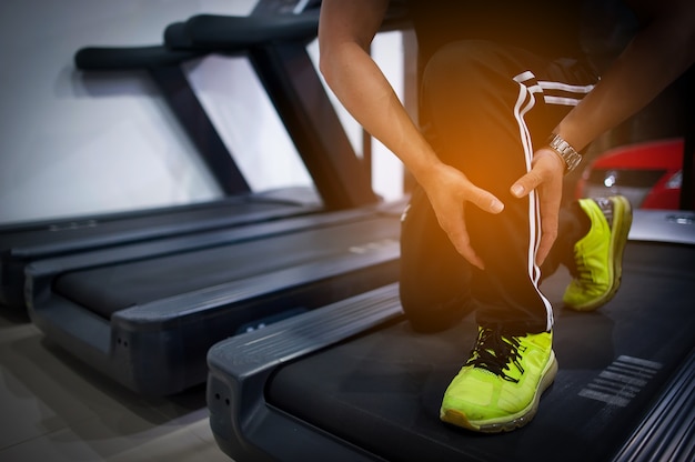 Fitness Hombre en entrenamiento. Fuerte