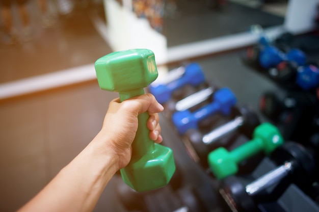 Fitness Hombre en entrenamiento. Fuerte