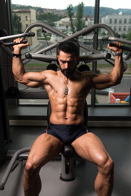 Fitness hombre haciendo ejercicio en el gimnasio