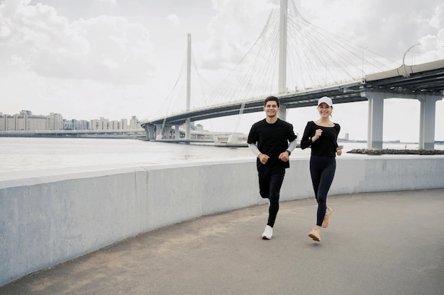 Fitness, un hombre y una mujer corren juntos en ropa deportiva