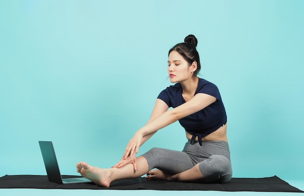 Fitness-Influencer Sportliches Frauen-Workout-Training online über Laptop-Kopierbereich
