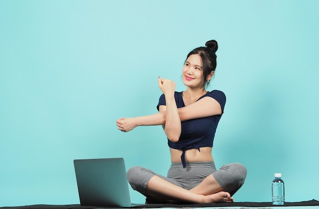 Fitness-Influencer Sportliches Frauen-Workout-Training online über Laptop-Kopierbereich