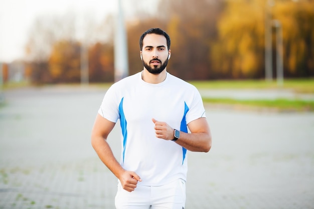 Fitness joven corriendo en entorno urbano