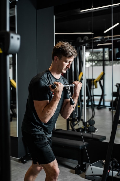 fitness joven en el gimnasio