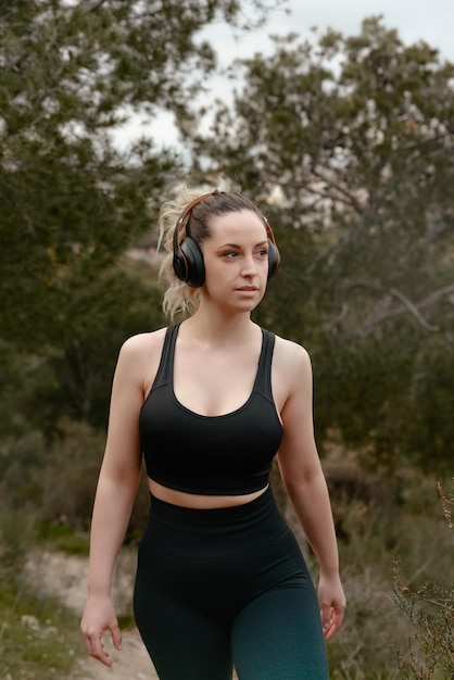 Fitness joven mujer hace ejercicios de estiramiento al aire libre