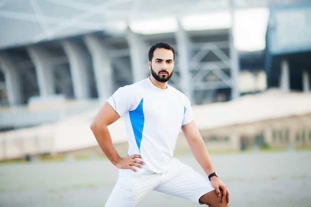 Fitness. Junger Mann, der in der städtischen Umgebung läuft