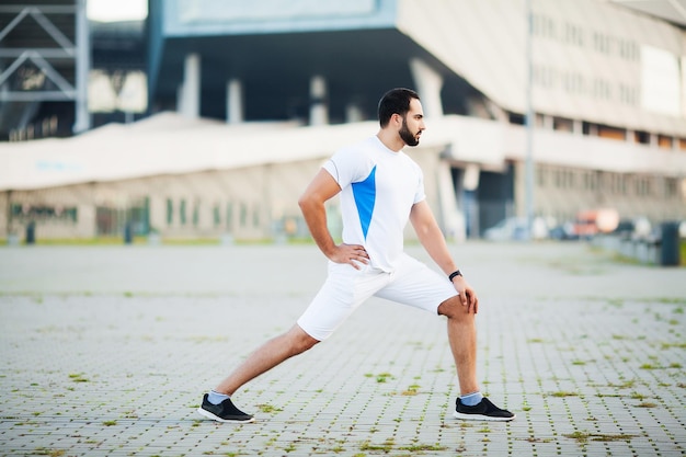 Fitness Junger Mann läuft im städtischen Umfeld