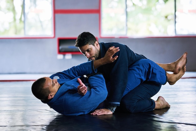 Fitness-Kämpfer und Männer im Dojo-Training und Wellness mit Herausforderungstraining und Ausdauer Menschen Trainer und Athlet im Fitnessstudio Kraft und Gesundheit mit Sport MMA und Trainer mit Bewegung