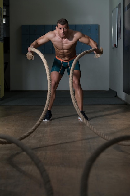 Fitness-Kampfseile im Fitnessstudio Fitness-Übung