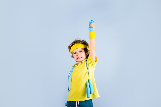 Fitness Kind sportlicher Junge mit Springseil und Hanteln Fitness Sport Gesundheit und Energie Gym Workout