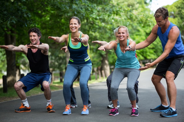 Fitness-Klasse macht Squat-Sequenz