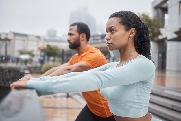 Fitness-Läufer und Paar dehnen sich in der Stadt zum Training und zur Vorbereitung der Gesundheitsmentalität in Chicago, USA