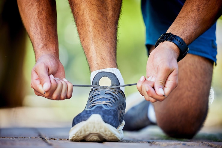 Foto fitness-laufschuhe und herren-schnürschuhe für sportliches marathon-training und cardio-training im outdoor-park. sportliche leistung und zoom des läufers mit turnschuhen für einen gesunden körper und joggen