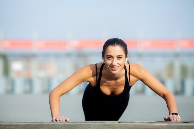 Fitness, linda garota com músculos perfeitos