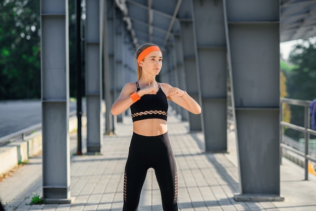 Fitness-Mädchen bei Sportbekleidung macht Übungen im Sportstadion.