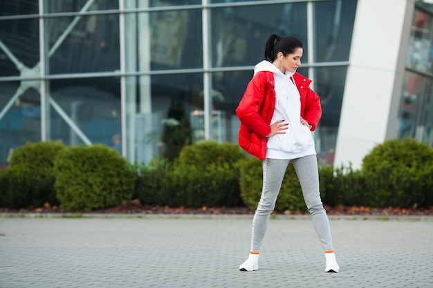 Fitness Mädchen. Junge Sportfrau, die in die moderne Stadt ausdehnt. Gesunder Lebensstil in der Großstadt