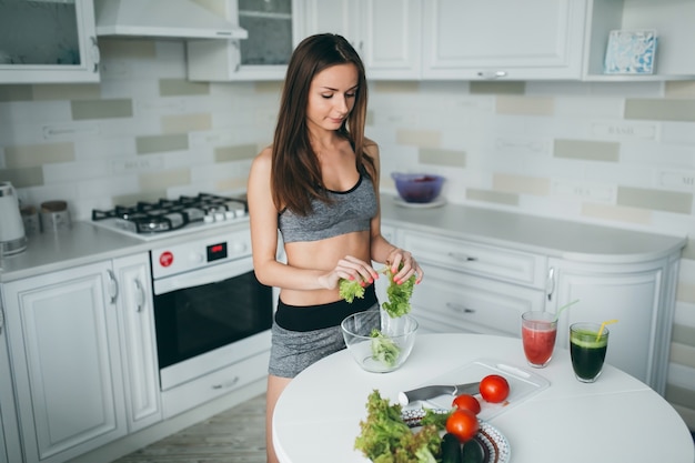 Fitness Mädchen Kochen gesundes Essen