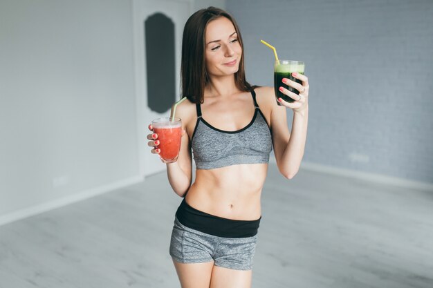 Fitness Mädchen trinken Fruchtsaft