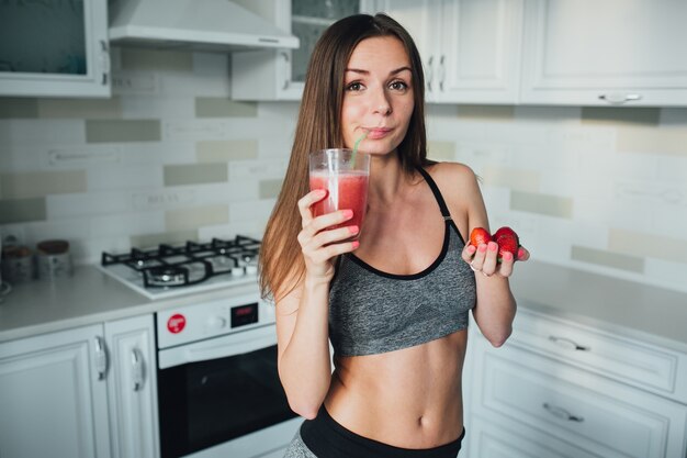 Fitness Mädchen trinken Fruchtsaft