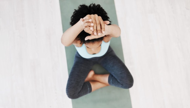 Fitness de meditación y estiramiento de yoga para el bienestar de la salud y el cuerpo sano, mente y espíritu en el piso desde la vista superior La mujer tranquila comienza con ejercicios de pilates y entrenamiento con equilibrio y ejercicio