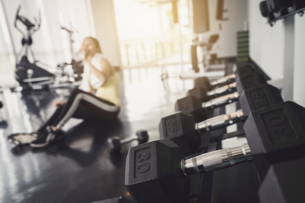 Fitness mujer agua potable después del ejercicio