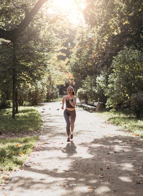 Fitness mujer correr en el parque de verano Sport Healthy concepto