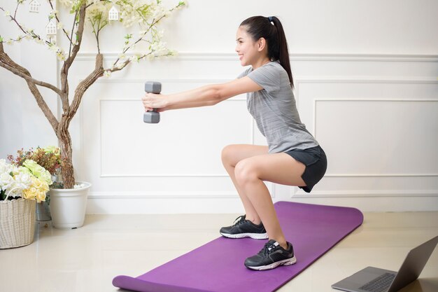 Fitness mujer ejercicio en casa