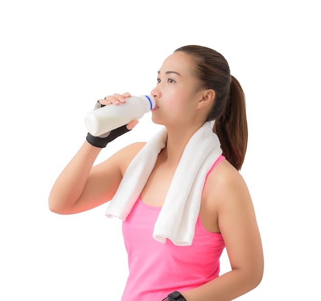 Fitness mujer feliz sonriendo sosteniendo la botella de leche y beber leche