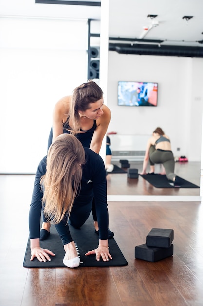 Fitness mujer en el gimnasio