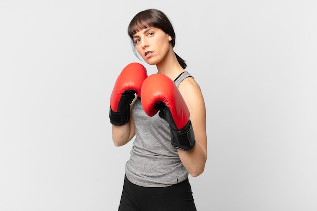 fitness mujer con guantes de boxeo rojos.