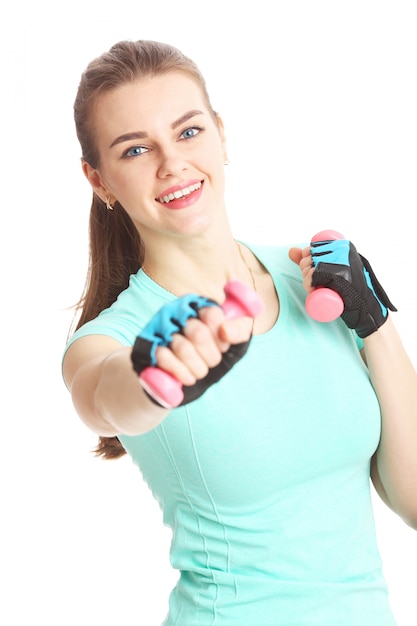 Fitness mujer en guantes y pesas en blanco