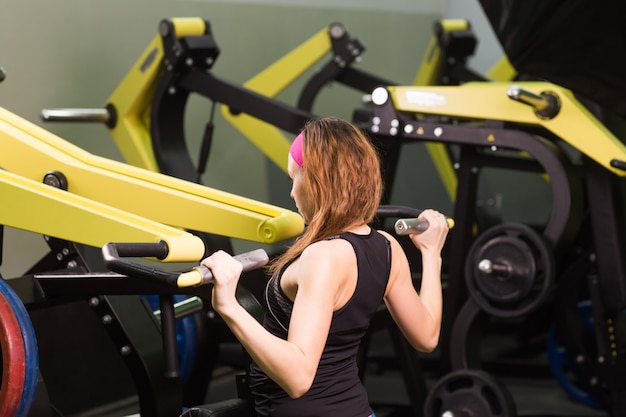 Fitness mujer haciendo ejercicio en el gimnasio