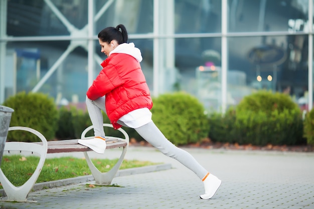 Fitness mujer haciendo ejercicio de pie en un estadio