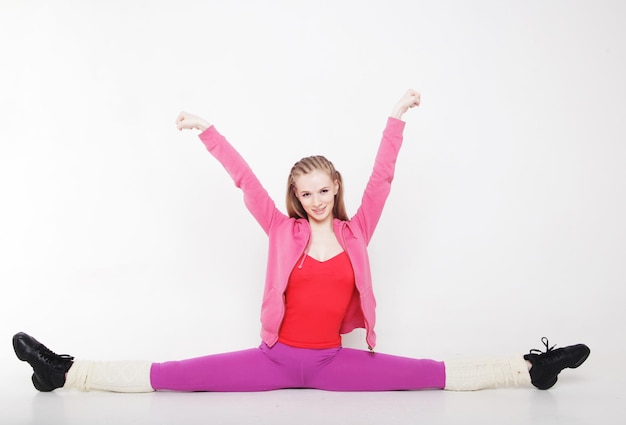 Fitness mujer haciendo ejercicios de estiramiento