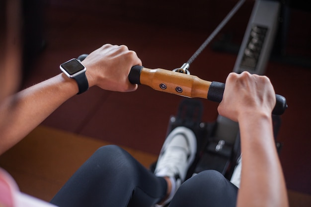 Fitness mujer joven atlética haciendo ejercicios deportivos