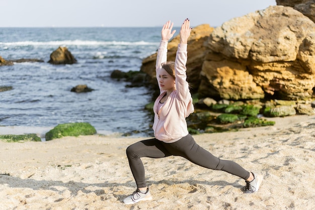 Fitness mujer practicando yoga asana plantea en la playa salvaje Guerrero 1