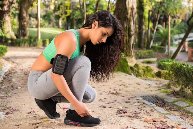 Foto fitness mujer teniendo un descanso en su ejercicio