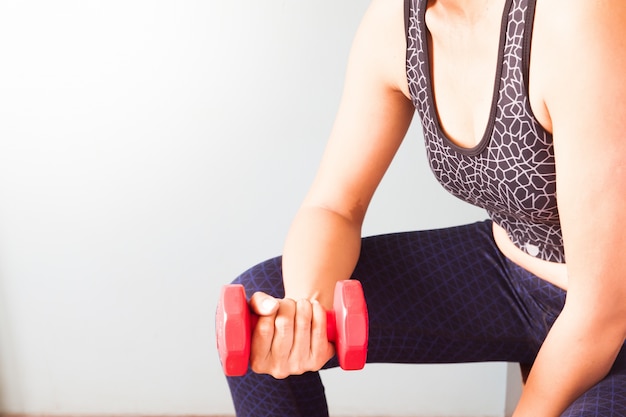 Foto fitness mulher com dumbbell vermelho, treino e saudável