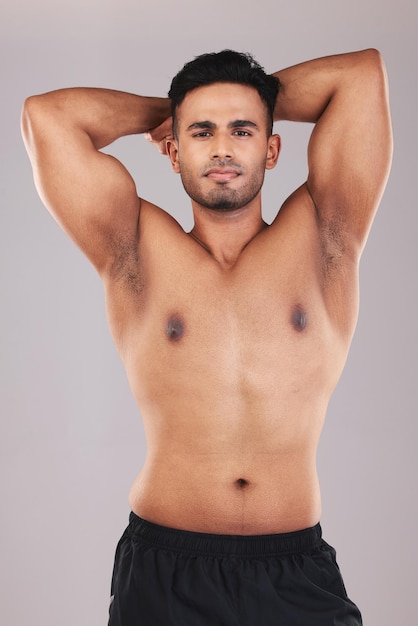 Fitness-Muskel- und Sportmann, der Körper nach dem Training und Training für Gesundheit, Wellness und Kraft zeigt Porträt eines indischen Bodybuilder-Männchenmodells mit Motivation für einen fitten und gesunden Lebensstil
