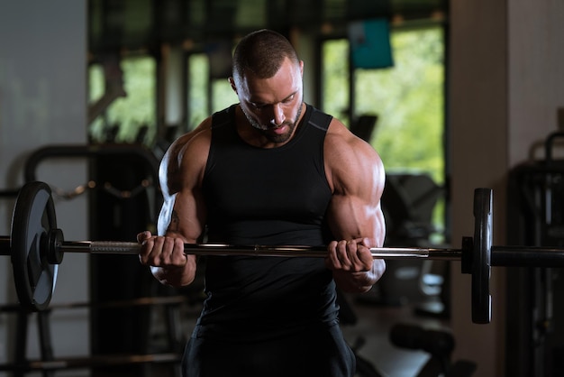 Fitness Muskelmann Übung Bizeps mit Langhantel