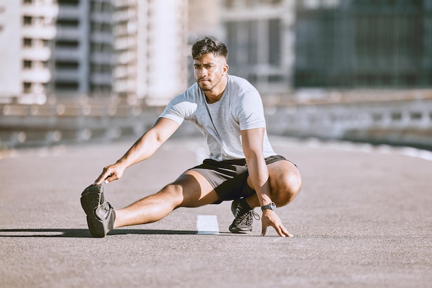 Fitness-Muskeln, die sich in der Stadtstraße dehnen. Tägliches Joggen und morgendliches Training des jungen Mannes. Körperliche Aufwärmaktivität, gesundes Wellness-Coaching, Sportpraxis und Laufen für Cardio-Übungen