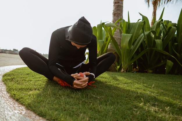 Fitness muslimische Frau Läufer strecken