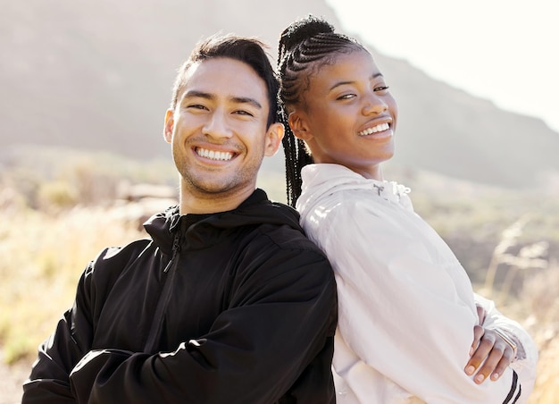 Fitness-Natur und ein Mann und eine schwarze Frau mit Lächeln gehen wandern oder laufen Starkes und glückliches Paar trainiert und läuft zusammen Wellness-Sport und Gesundheitsläufer und Personal Trainer trainieren im Park