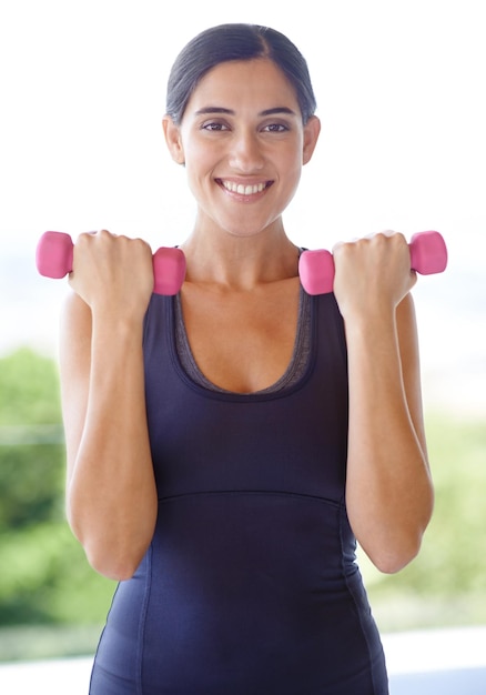 El fitness no espera a nadie retrato de una mujer joven levantando pesas afuera