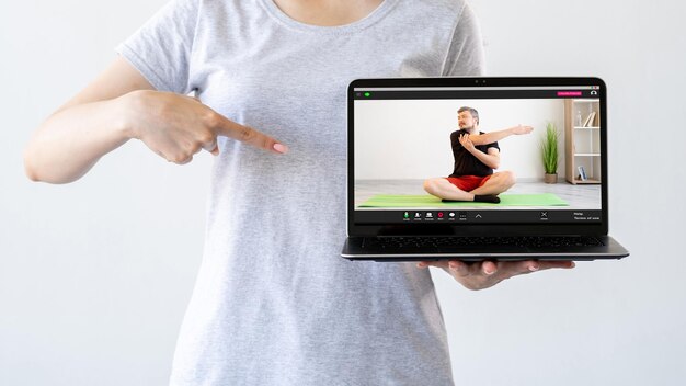 Fitness online virtueller Fitness-Laptop-Mann-Übung