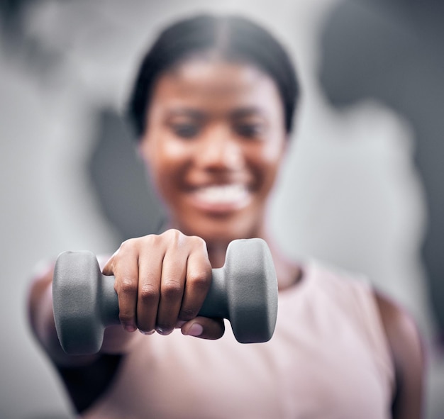 Fitness de pesas y entrenamiento de mujeres negras en el gimnasio Motivación corporal y ejercicio muscular Levantamiento de pesas manual deportivo y retrato de un atleta africano con poder de entrenamiento de salud y cardio fuerte
